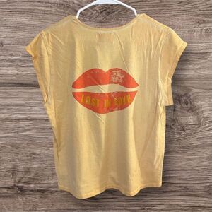 Yellow Graphic Tee with Red Lips SISTERS DEPARTMENT lost in love women’s large